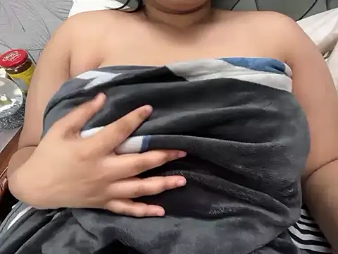 Snapshot of hugeindiantitties chatting on 02/15/26, 10:17 hugeindiantitties online show from 02/15/26, 10:17