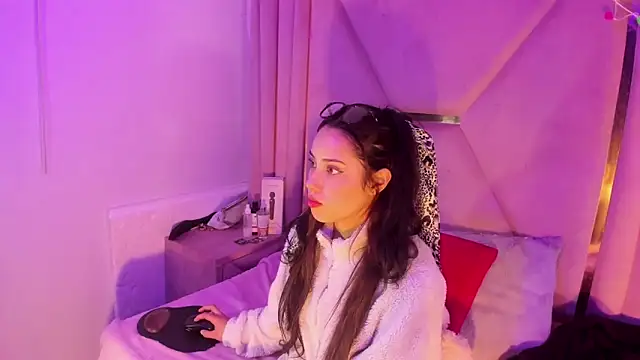 ElaSalvatorehh online show from 04/16/26, 12:39