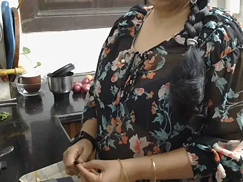 Snapshot of Hot_Sonniyaa chatting on 02/20/26, 08:38 Hot Sonniyaa online show from 02/20/26, 08:38