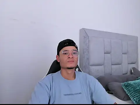 Snapshot of FredericSloan chatting on 03/04/26, 06:36 FredericSloan online show from 03/04/26, 06:36