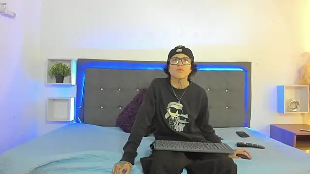 Ale cuzz online show from 04/15/26, 02:02