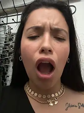 Miss Bella Flame online show from 04/18/26, 07:07