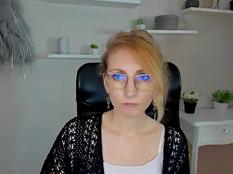 Snapshot of CinderellaMoon chatting on 02/25/26, 06:34 CinderellaMoon online show from 02/25/26, 06:34