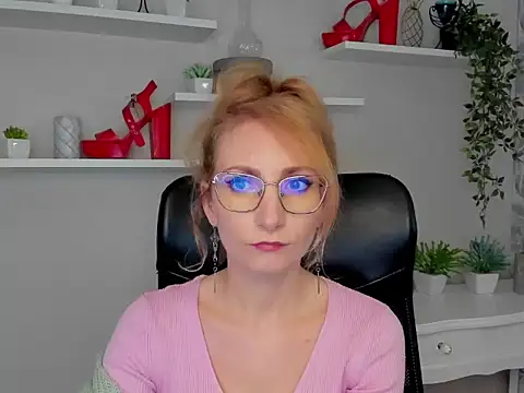 Snapshot of CinderellaMoon chatting on 03/04/26, 06:19 CinderellaMoon online show from 03/04/26, 06:19