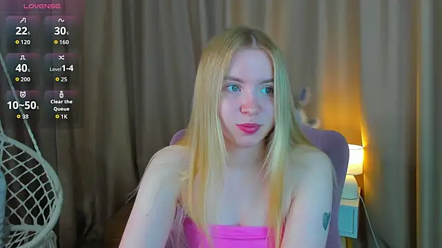 Snapshot of Linda__Bloom chatting on 06/15/26, 12:35 Linda Bloom online show from 06/15/26, 12:35