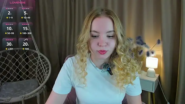 Snapshot of Linda__Bloom chatting on 06/22/26, 12:35 Linda Bloom online show from 06/22/26, 12:35