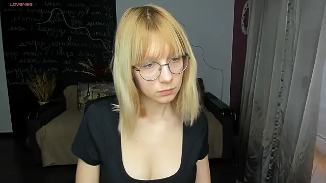 Snapshot of CandicaHoney chatting on 03/04/26, 12:44 CandicaHoney online show from 03/04/26, 12:44