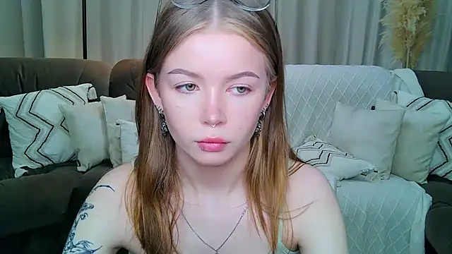 Snapshot of Violetta__Dreams chatting on 05/16/26, 06:17 Violetta Dreams online show from 05/16/26, 06:17