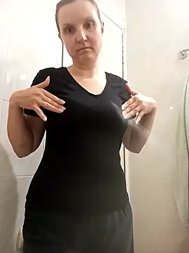 Snapshot of SusanGold9211 chatting on 03/03/26, 10:43 SusanGold9211 online show from 03/03/26, 10:43