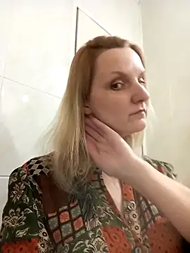 Snapshot of SusanGold9211 chatting on 03/04/26, 11:49 SusanGold9211 online show from 03/04/26, 11:49