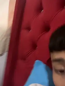 Snapshot of glopetitooo chatting on 02/15/26, 04:14 glopetitooo online show from 02/15/26, 04:14