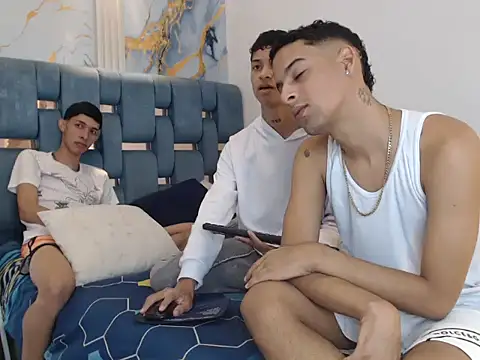 Snapshot of GOLD_BOYS chatting on 02/19/26, 01:18 GOLD BOYS online show from 02/19/26, 01:18