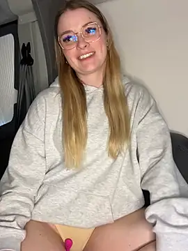 Snapshot of melanieTesss chatting on 02/23/26, 02:36 melanieTesss online show from 02/23/26, 02:36