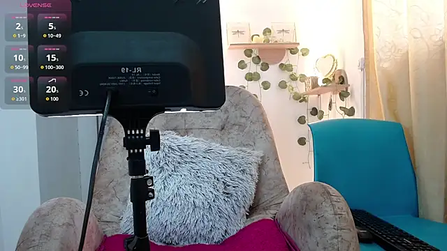 Snapshot of dark_dreams_ chatting on 06/18/26, 06:45 dark dreams online show from 06/18/26, 06:45