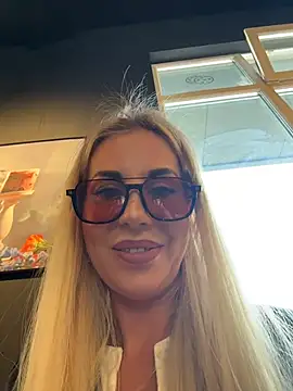 Snapshot of LisaMurr chatting on 05/14/26, 12:01 LisaMurr online show from 05/14/26, 12:01