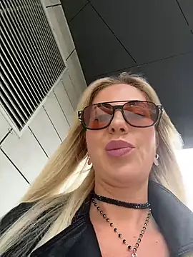 Snapshot of LisaMurr chatting on 05/15/26, 11:06 LisaMurr online show from 05/15/26, 11:06