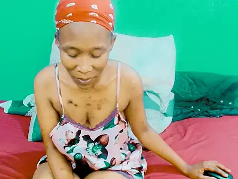 Snapshot of QueenYc chatting on 02/23/26, 04:26 QueenYc online show from 02/23/26, 04:26