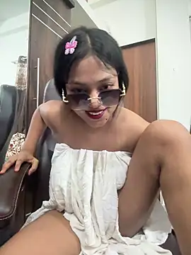Snapshot of sizzler_hotz chatting on 05/19/26, 04:13 sizzler hotz online show from 05/19/26, 04:13