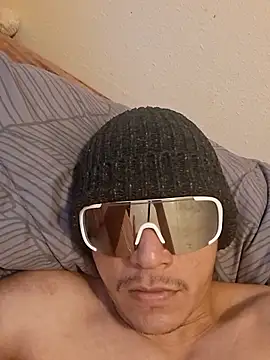 Snapshot of gueboloco2626 chatting on 02/20/26, 01:22 gueboloco2626 online show from 02/20/26, 01:22