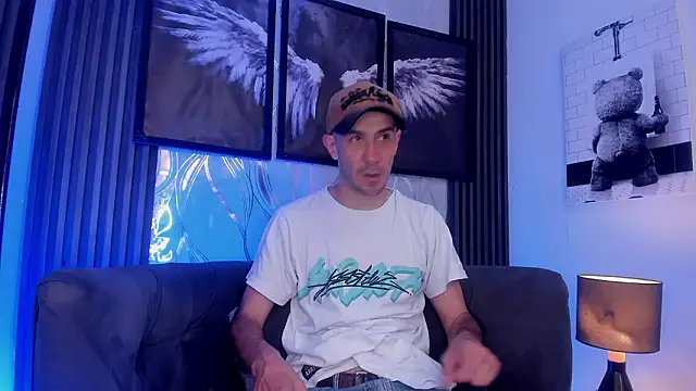 Snapshot of Milanwhite_ chatting on 02/23/26, 11:40 Milanwhite online show from 02/23/26, 11:40