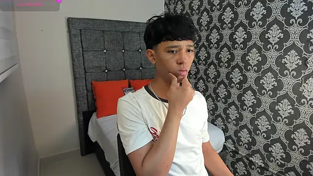 Snapshot of Little_Twink19x chatting on 07/10/26, 07:27 Little Twink19x online show from 07/10/26, 07:27