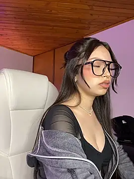 Snapshot of Mady_Pink chatting on 02/27/26, 04:23 Mady Pink online show from 02/27/26, 04:23