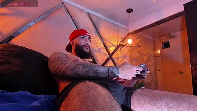 Snapshot of SantiagoHincapiie chatting on 03/03/26, 03:45 SantiagoHincapiie online show from 03/03/26, 03:45