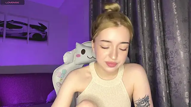 Snapshot of EllianaMiller chatting on 03/01/26, 10:23 EllianaMiller online show from 03/01/26, 10:23