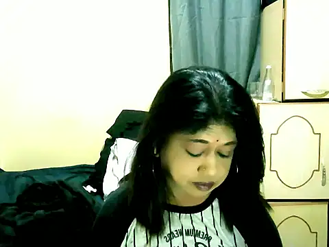 Snapshot of IndianPleasures21 chatting on 05/14/26, 02:18 IndianPleasures21 online show from 05/14/26, 02:18