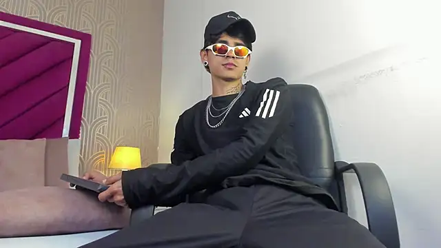 Snapshot of Dominic_Foxx chatting on 02/28/26, 01:56 Dominic Foxx online show from 02/28/26, 01:56