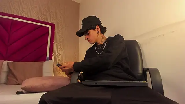 Snapshot of Dominic_Foxx chatting on 03/03/26, 12:22 Dominic Foxx online show from 03/03/26, 12:22