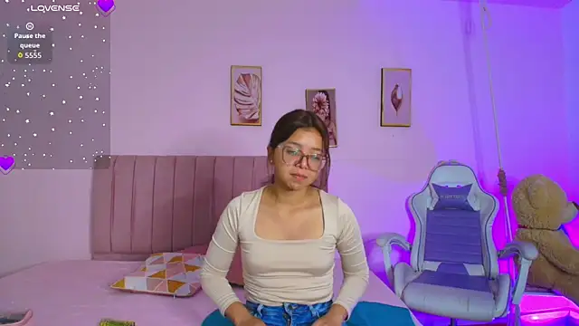 Snapshot of Zoow_bluussh chatting on 02/24/26, 12:25 Zoow bluussh online show from 02/24/26, 12:25