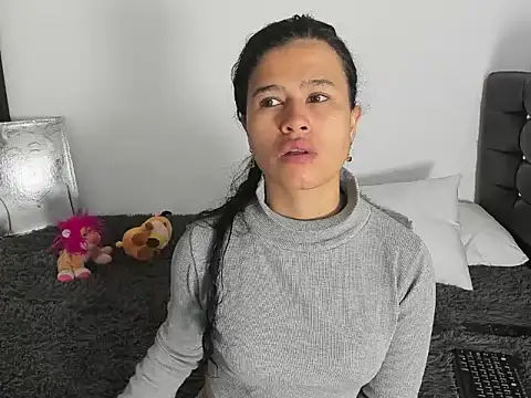 LatinaQueen23 online show from 03/27/26, 01:44