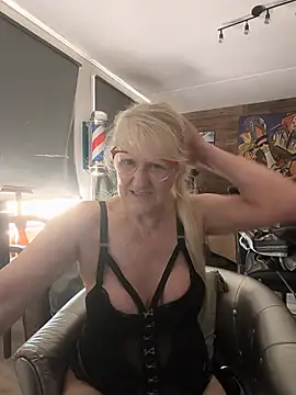Snapshot of Heidiblueeyes chatting on 06/25/26, 08:41 Heidiblueeyes online show from 06/25/26, 08:41