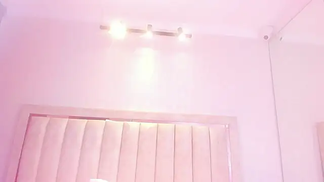 Snapshot of AlaiaMoretti_ chatting on 05/27/26, 01:57 AlaiaMoretti online show from 05/27/26, 01:57