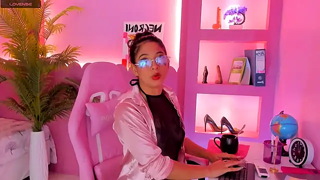 Holy Lux online show from 03/11/26, 11:05