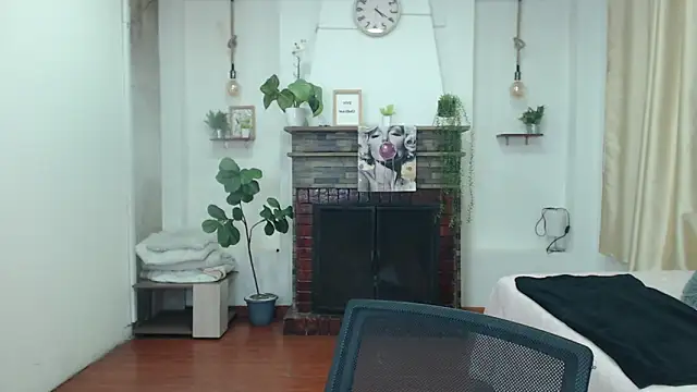 Emma hassani online show from 04/18/26, 01:26