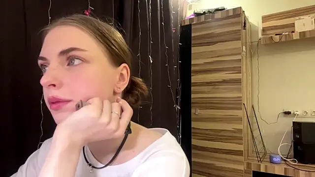 Snapshot of PollyDream chatting on 03/04/26, 07:25 PollyDream online show from 03/04/26, 07:25