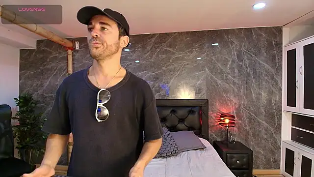 Adams Sanz online show from 04/25/26, 08:17