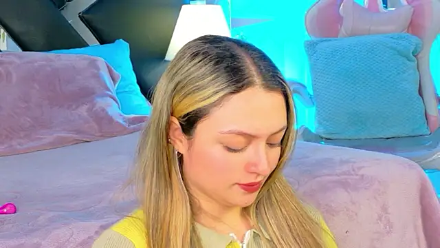 Snapshot of Giigii_Hadid_ chatting on 02/25/26, 08:18 Giigii Hadid online show from 02/25/26, 08:18