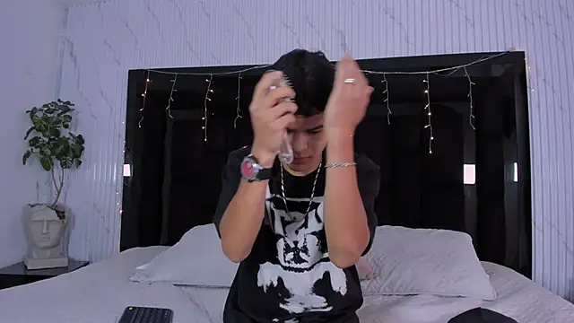 DylanRoyce  online show from 03/25/26, 12:44