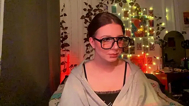 Snapshot of moonvampiq chatting on 02/24/26, 08:29 moonvampiq online show from 02/24/26, 08:29