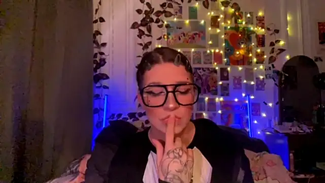 Snapshot of moonvampiq chatting on 02/26/26, 11:04 moonvampiq online show from 02/26/26, 11:04