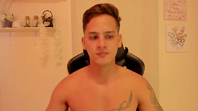 Snapshot of sexy_andres01 chatting on 04/29/26, 04:33 sexy andres01 online show from 04/29/26, 04:33