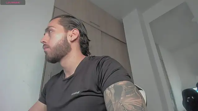 Snapshot of Axel__Blaze chatting on 06/19/26, 01:59 Axel Blaze online show from 06/19/26, 01:59