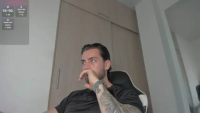 Snapshot of Axel__Blaze chatting on 06/27/26, 02:01 Axel Blaze online show from 06/27/26, 02:01