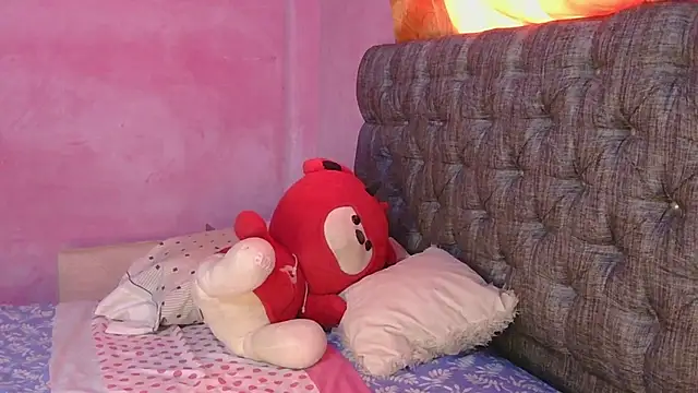 Snapshot of mia_luna88 chatting on 03/04/26, 04:18 mia luna88 online show from 03/04/26, 04:18