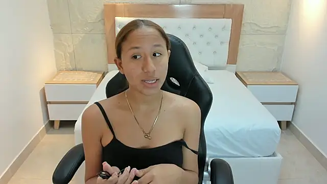 LESLYSIMPSON online show from 04/18/26, 07:18