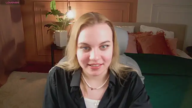 Glow Margo online show from 04/18/26, 01:09