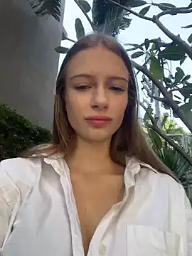 Snapshot of ViviennMur chatting on 03/04/26, 08:09 ViviennMur online show from 03/04/26, 08:09